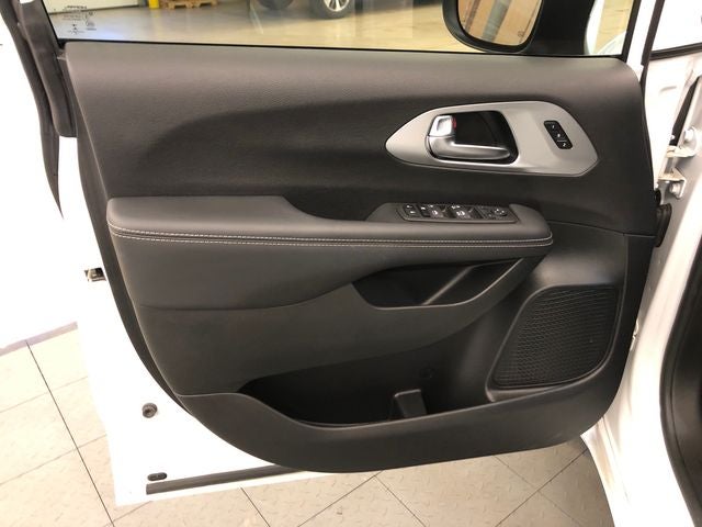 2023 Chrysler Pacifica Touring L S APPEARANCE PACKAGE