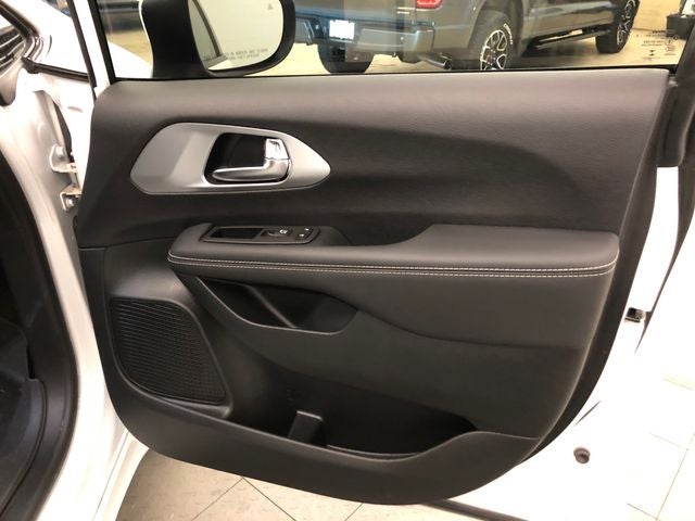 2023 Chrysler Pacifica Touring L S APPEARANCE PACKAGE