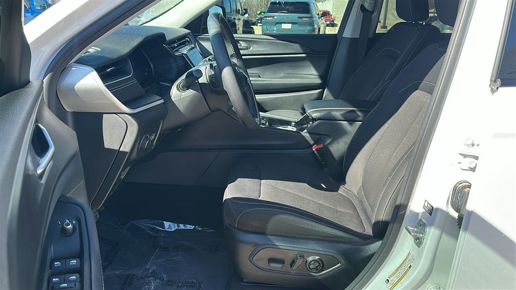 2023 Jeep Grand Cherokee Laredo 4x4